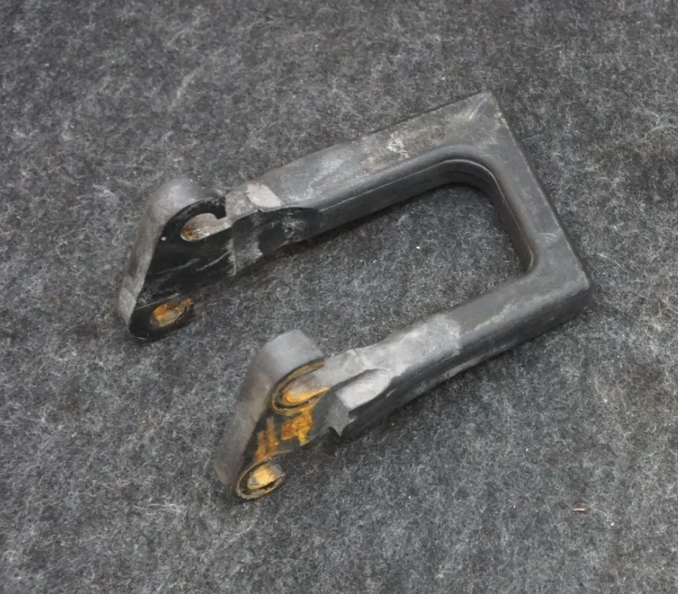 1250543-00-B Буксирувальний гак — права сторона RECOVERY HOOK – RIGHT HAND