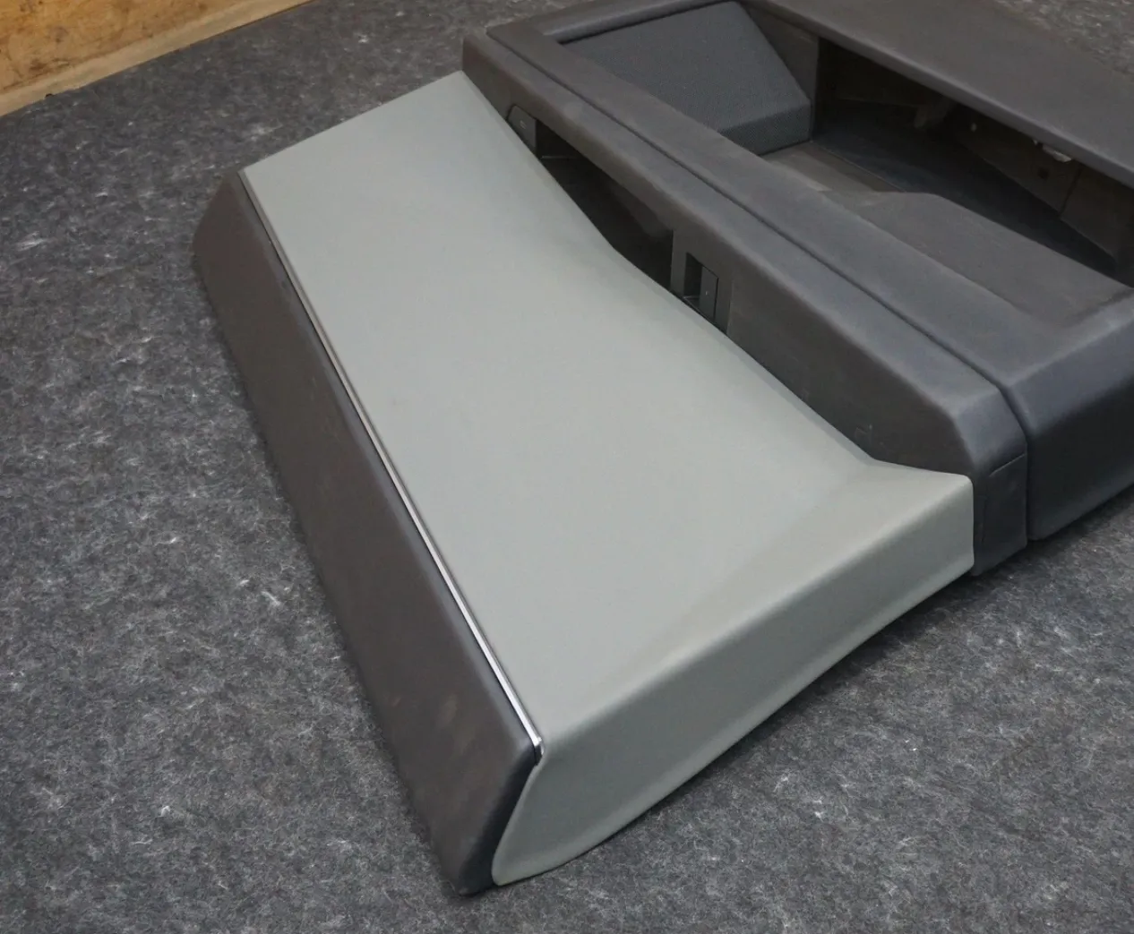 1820197-03-E Поясний молдинг — сірий — задній ліва сторона BELTLINE ASSEMBLY – GREY – REAR LEFT HAND