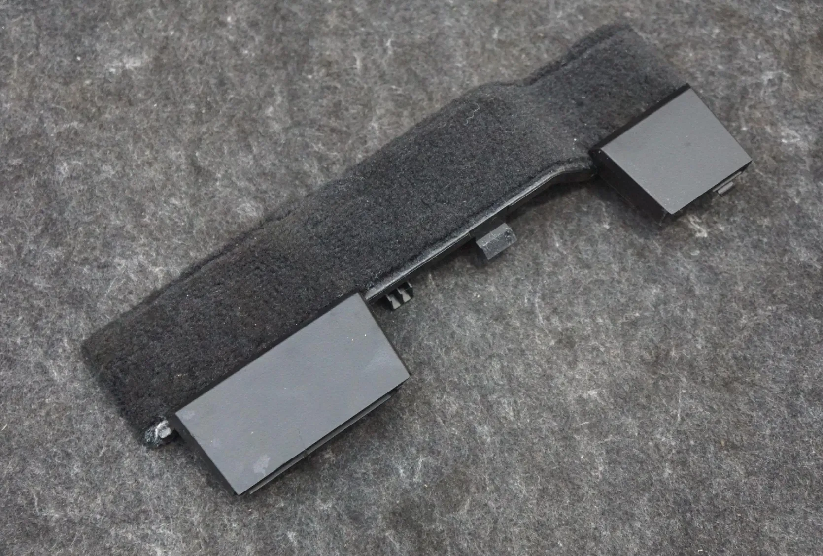 1927928-00-A Перший ряд — кришка для гвинтів сидіння права сторона FIRST ROW SEAT SCREW COVER RIGHT HAND