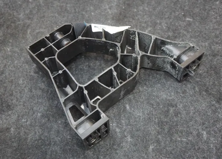 1807269-99-F Кронштейн нижньої стійки приладової панелі — лівий IP DOWNLEG BRACKET – LEFT HAND