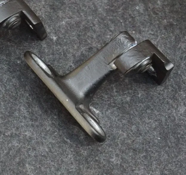 1801460-ST-B Верхня права петля передніх дверей DOOR HINGE – FRONT – UPPER – RIGHT HAND