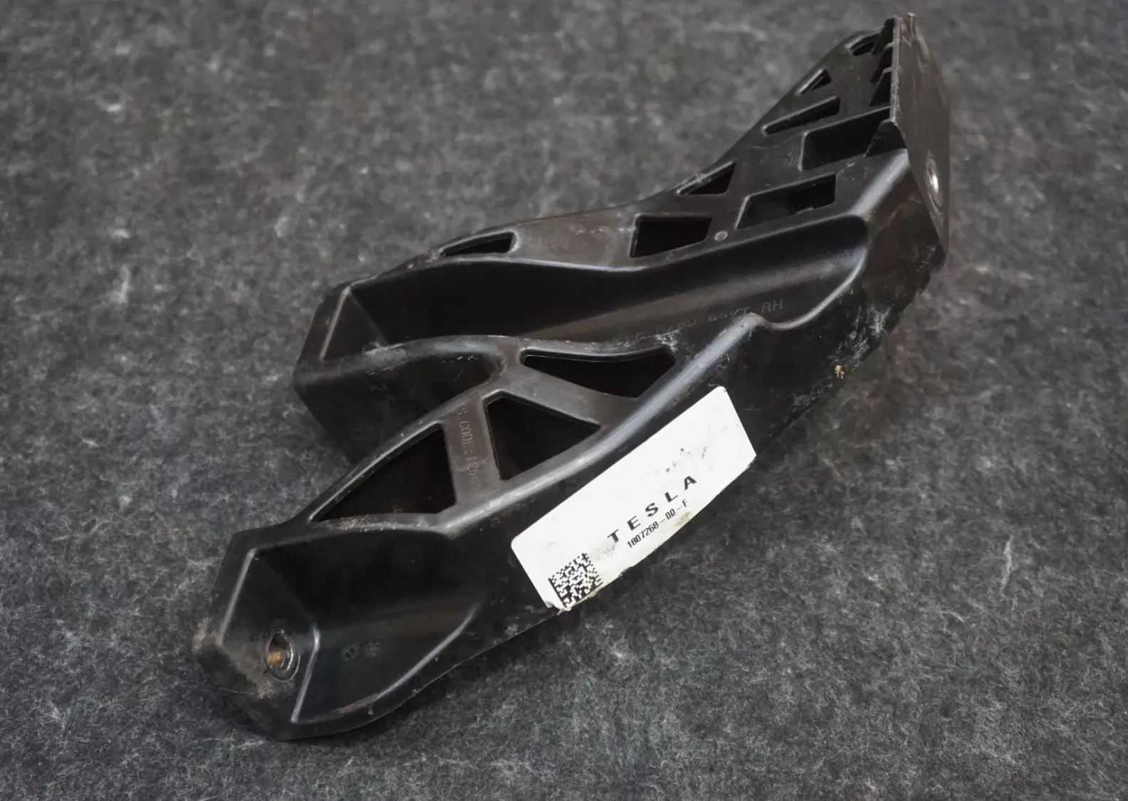 1807268-00-F Кронштейн нижньої стійки приладової панелі — правий IP DOWNLEG BRACKET – RIGHT HAND