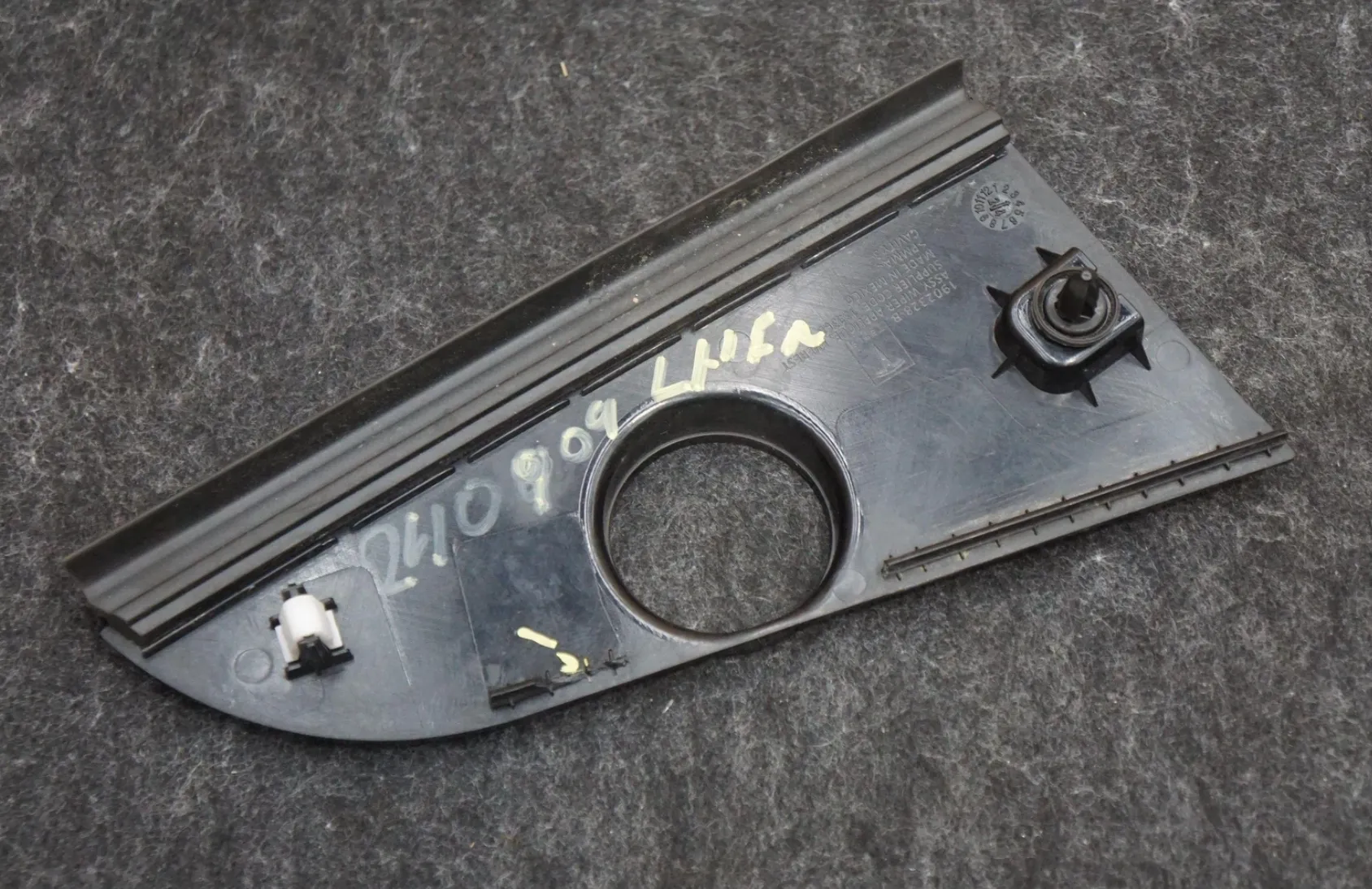 1902328-00-B Збірка декоративної накладки двірника WIPER APPLIQUE ASSEMBLY