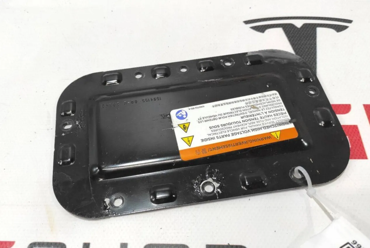1065733-00-A Наклейка — кришка запобіжника LABEL – FUSE COVER
