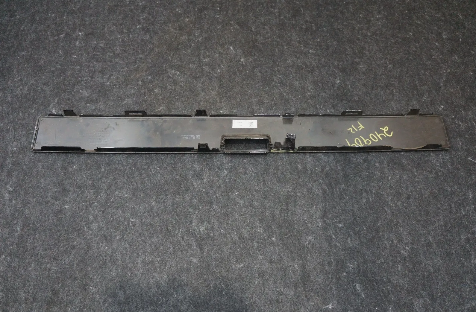 1815270-00-B Збірка центральної передньої накладки FRONT CENTER APPLIQUE ASSEMBLY