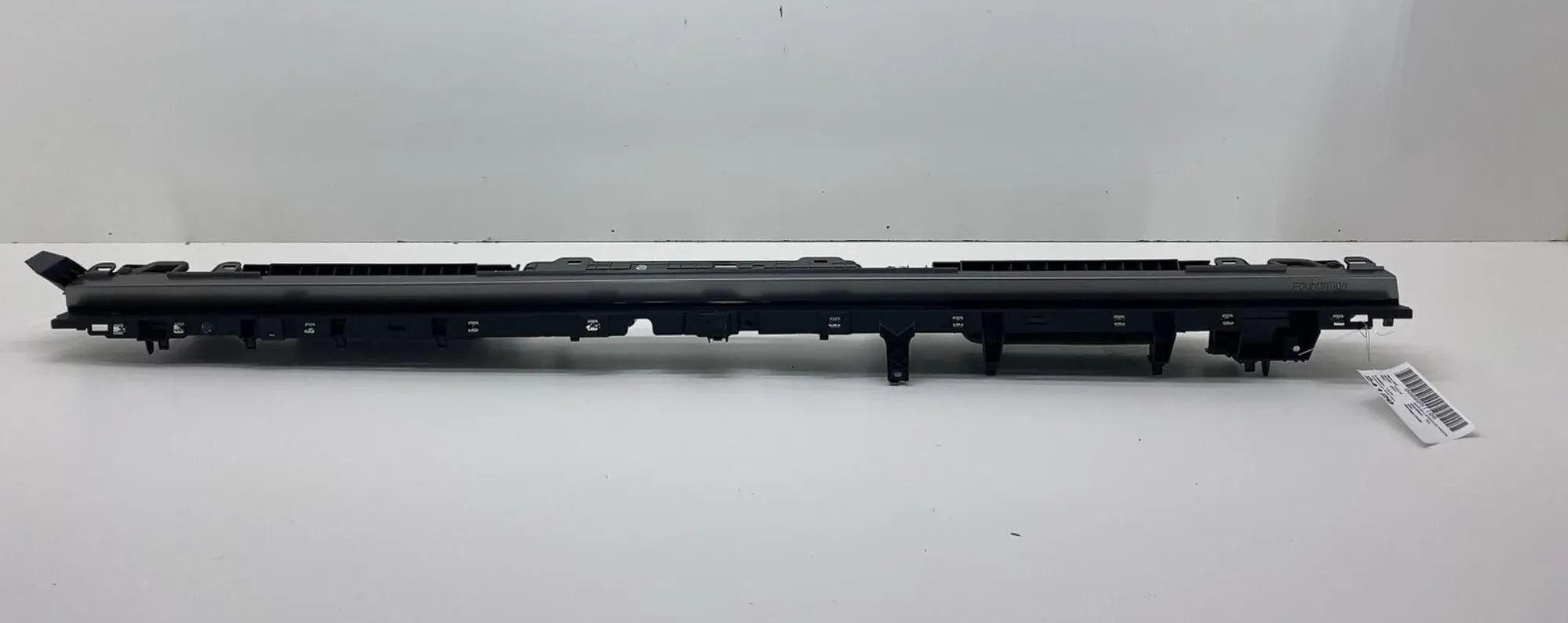 1851730-00-H Вузол аерокріплення панелі приладів (IP) з логотипом версії Founders Edition IP AEROBRACKET ASSEMBLY – WITH FOUNDERS EDITION LOGO