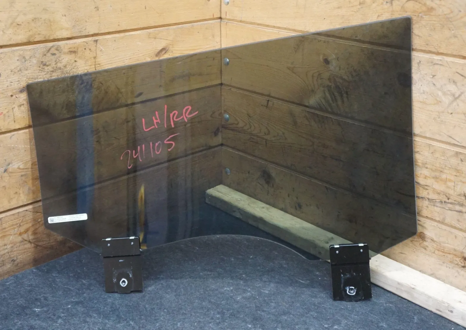 1805870-00-F Рухоме бокове скло задніх дверей ліве MOVING SIDE GLASS – REAR – LEFT HAND