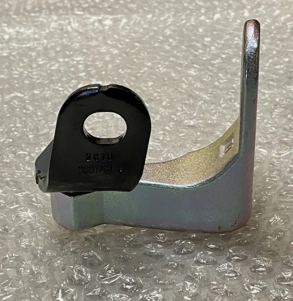 1801459-ST-B Нижня петля передніх дверей ліва DOOR HINGE – FRONT – LOWER – LEFT HAND