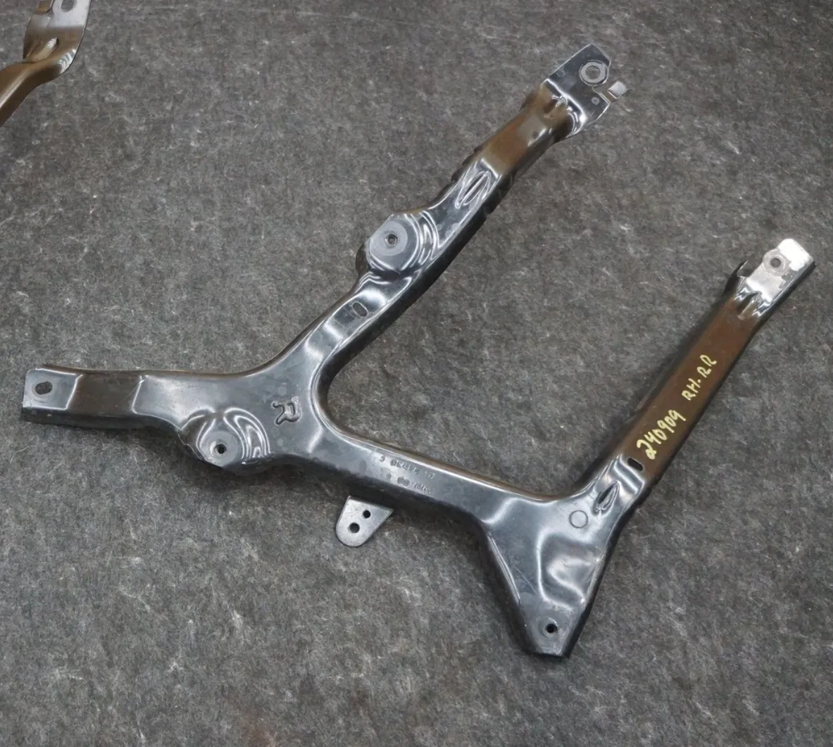 1807707-00-H Правий кронштейн дифузора DIFFUSER BRACKET – RIGHT HAND