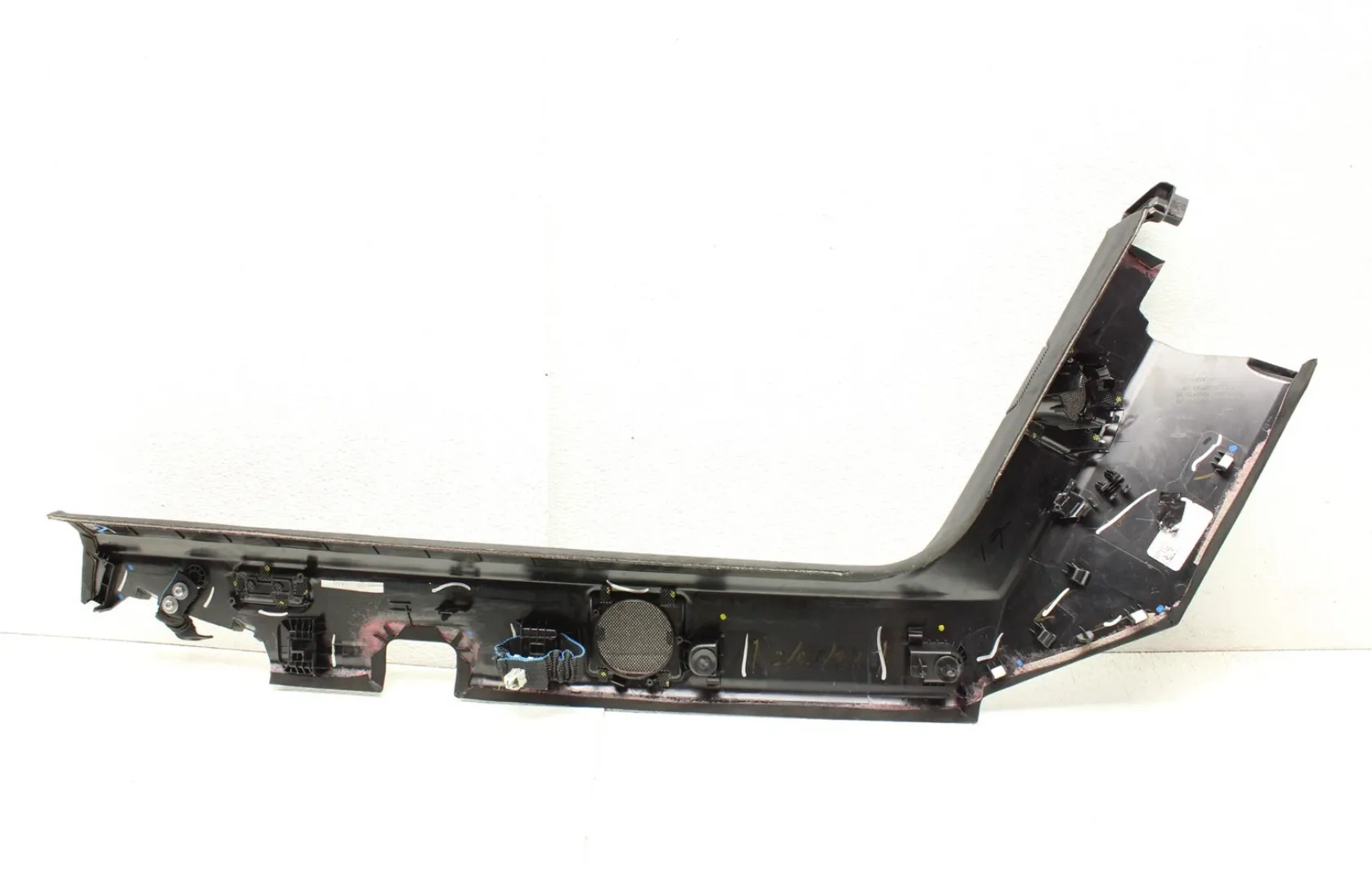 1905513-90-E Оздоблення верхньої частини передньої лівої стійки (A-подібної) A-PILLAR UPPER TRIM – LEFT HAND