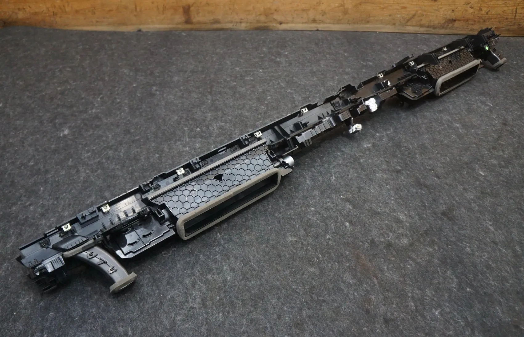 1851730-01-H Вузол аерокріплення панелі приладів IP AEROBRACKET ASSEMBLY