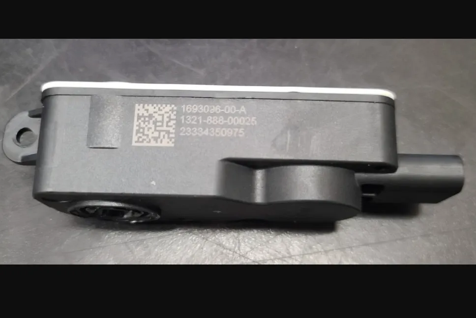 1693096-00-A Привід дверцят зарядного порту CHARGE PORT DOOR ACTUATOR