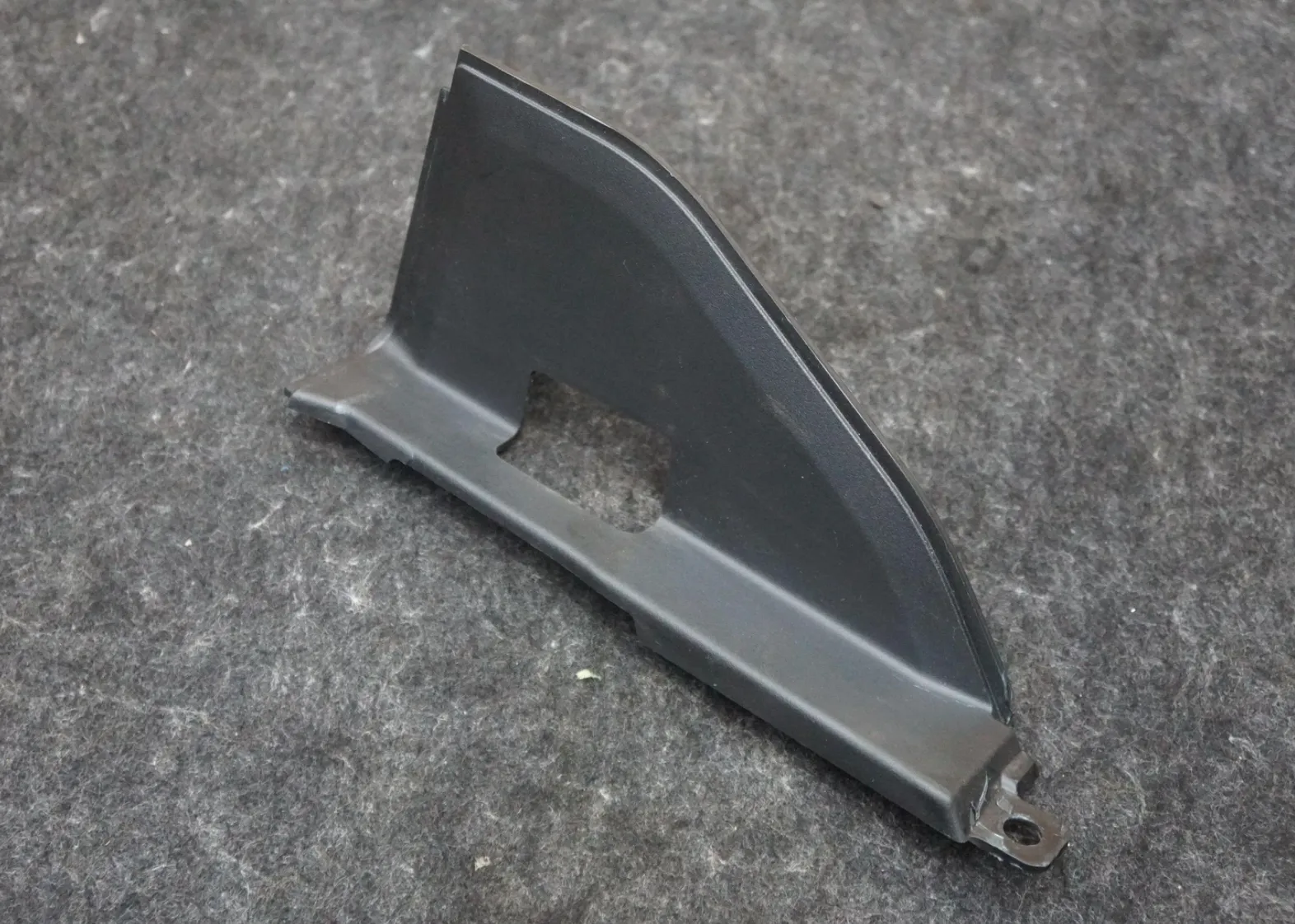 1922106-00-D Накладка-заглушка заднього ліхтаря – права сторона REAR LAMP CLOSEOUT APPLIQUE – RIGHT HAND