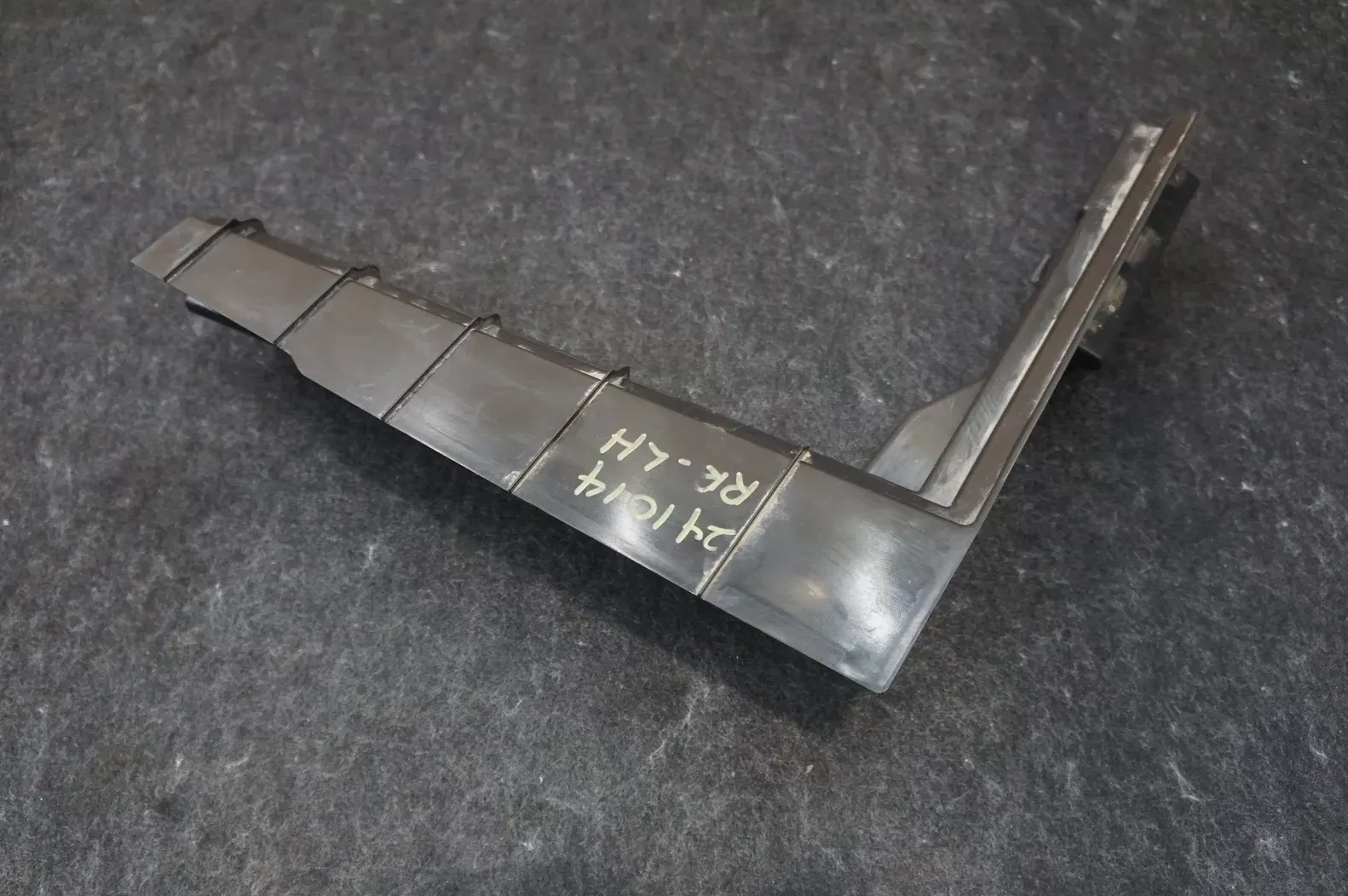 1800643-00-C Лівий кронштейн бокової частини кузова BODY SIDE BRACKET – LEFT HAND