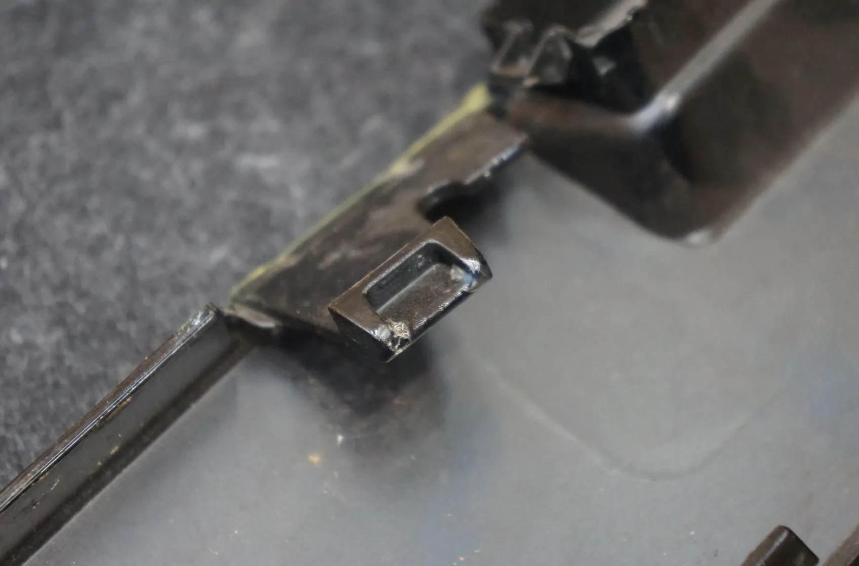 1815270-00-B Збірка центральної передньої накладки FRONT CENTER APPLIQUE ASSEMBLY