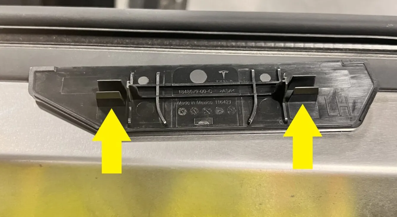 1848583-00-D Ліва заглушка аплікації C-стійки кузова C PILLAR APPLIQUE CLOSEOUT – LEFT HAND