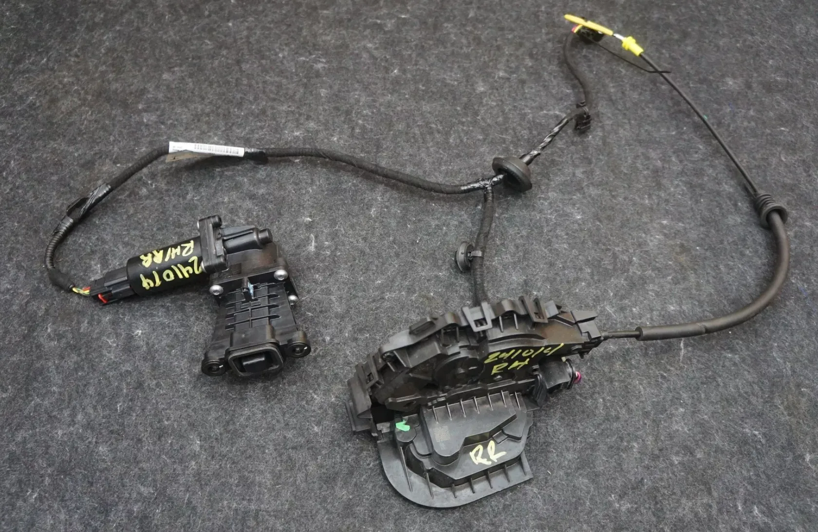 1852219-00-D Засувка (замок) задніх правих дверей DOOR LATCH – REAR RIGHT HAND