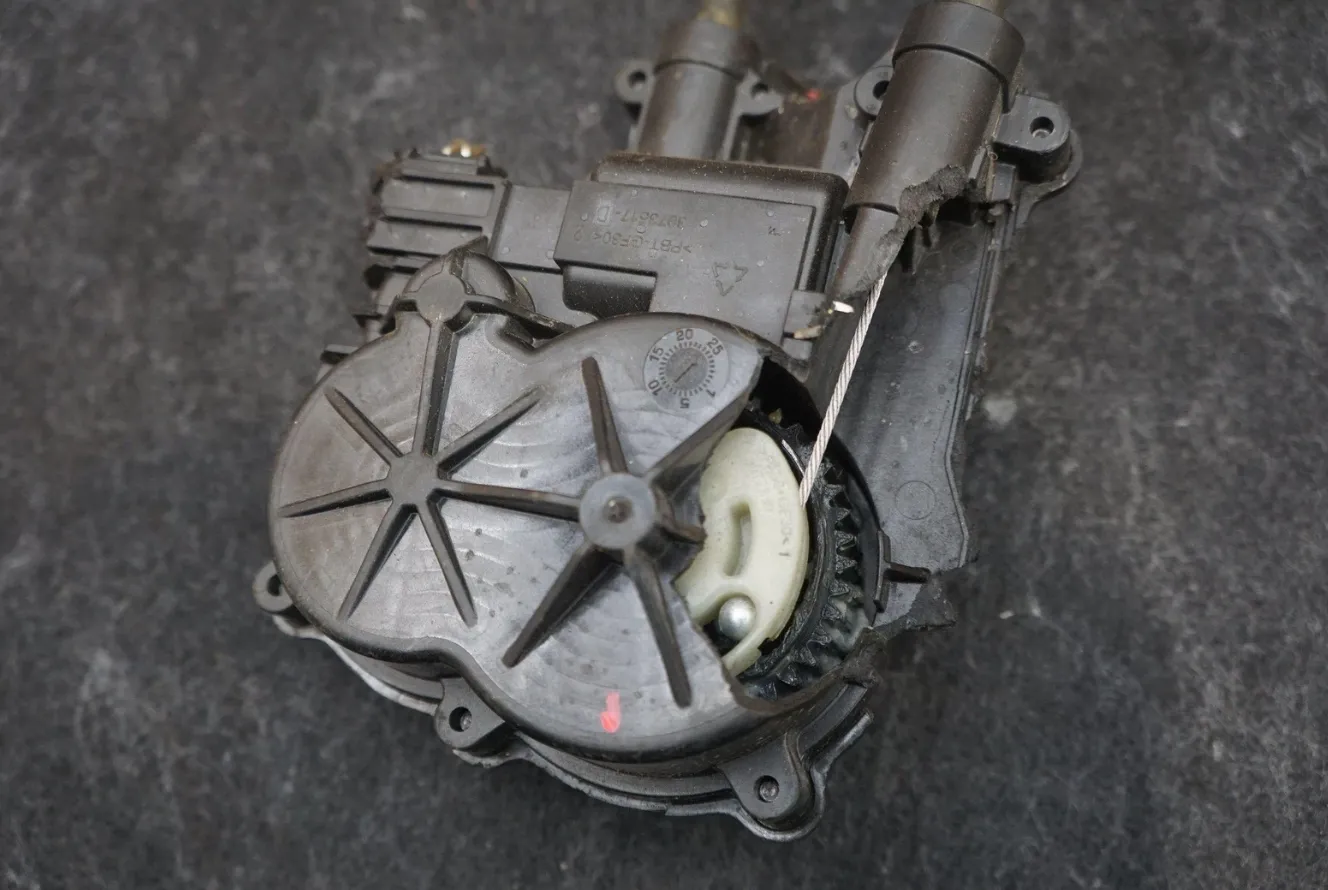 1852434-00-C Засувка капота HOOD LATCH