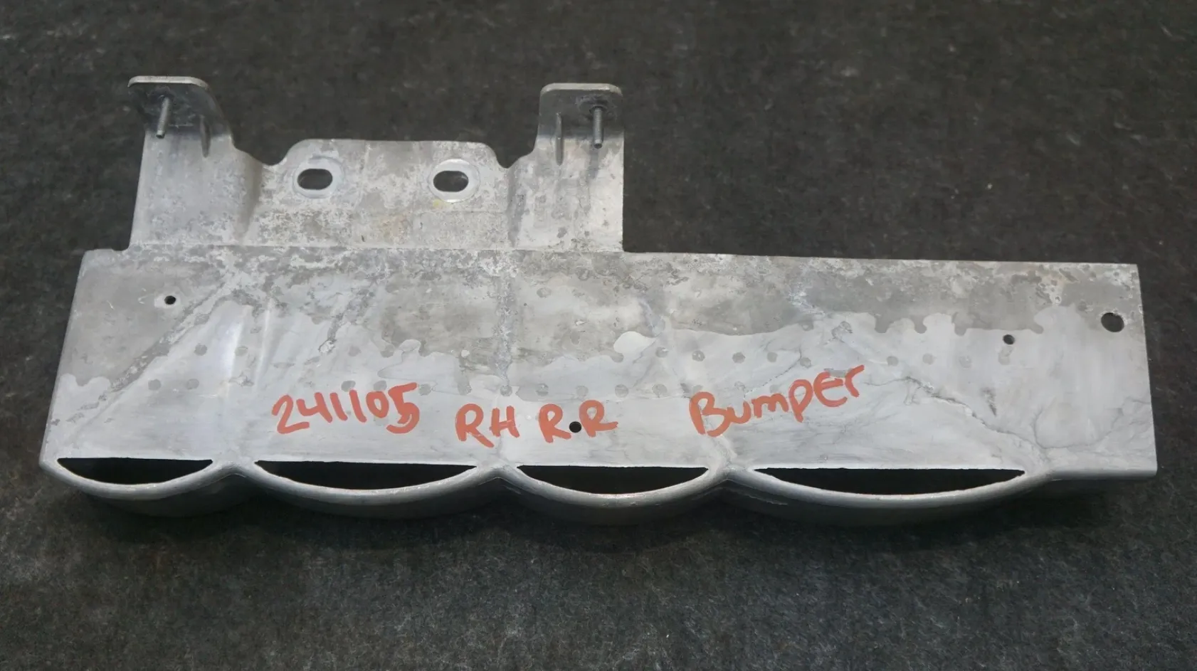 1849710-00-H Збірка литого бампера — права сторона CAST BUMPER ASSEMBLY – RIGHT HAND