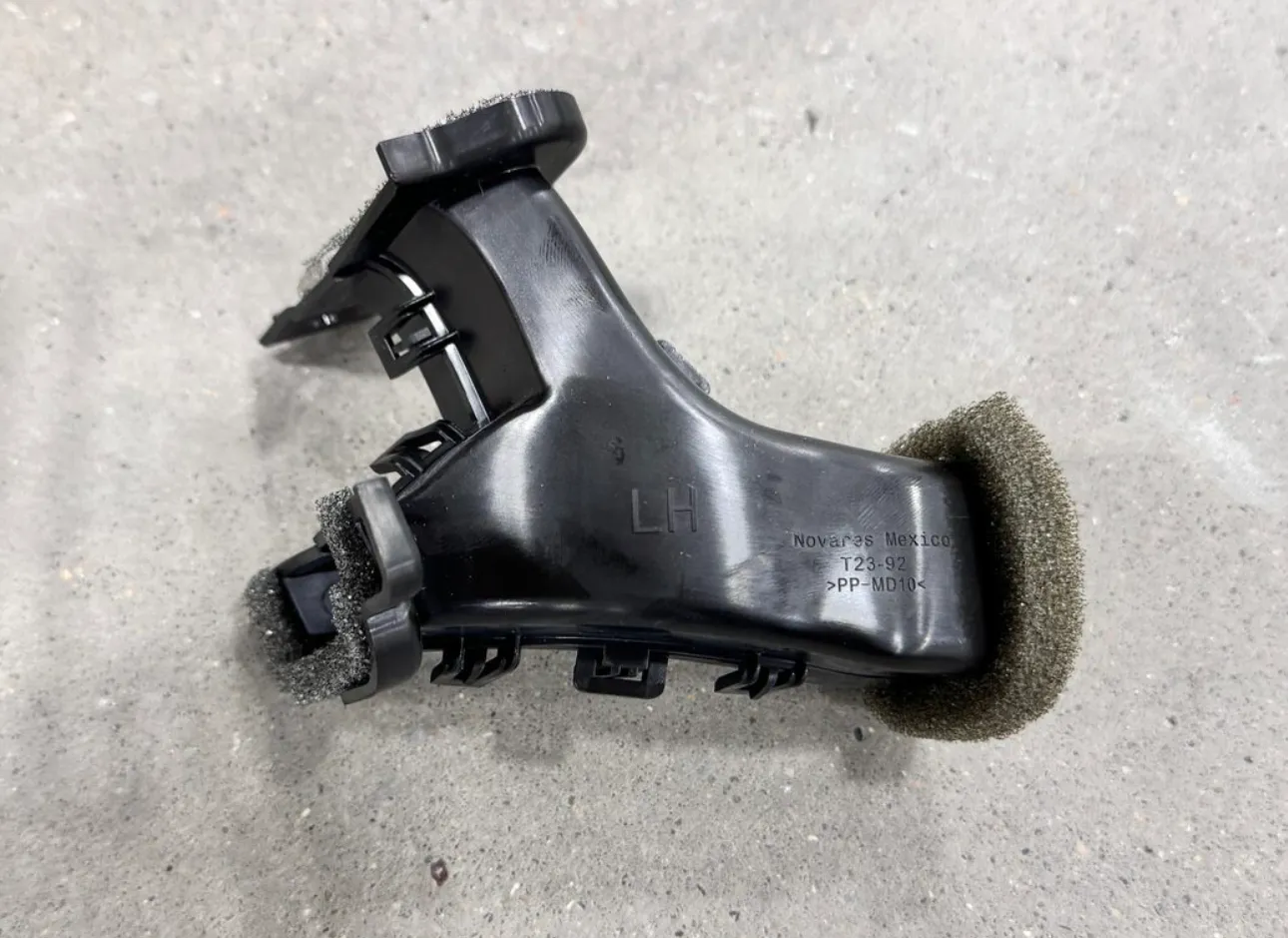 1875176-00-E Вузол повітропроводу обігріву (осушення скла) — водійська сторона DEMIST DUCT ASSSEMBLY – DRIVER