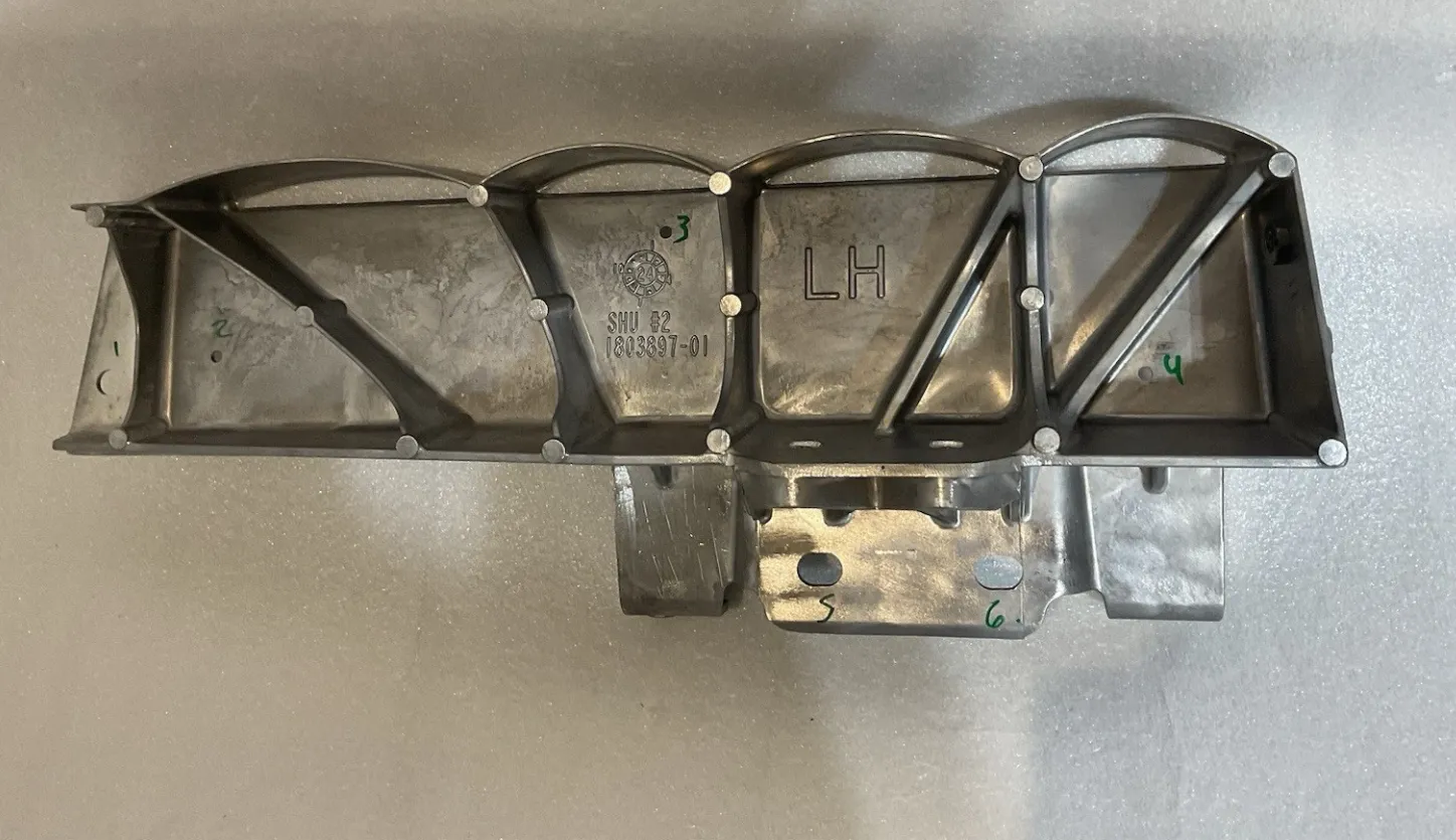 1849709-00-H Збірка литого бампера — ліва сторона CAST BUMPER ASSEMBLY – LEFT HAND