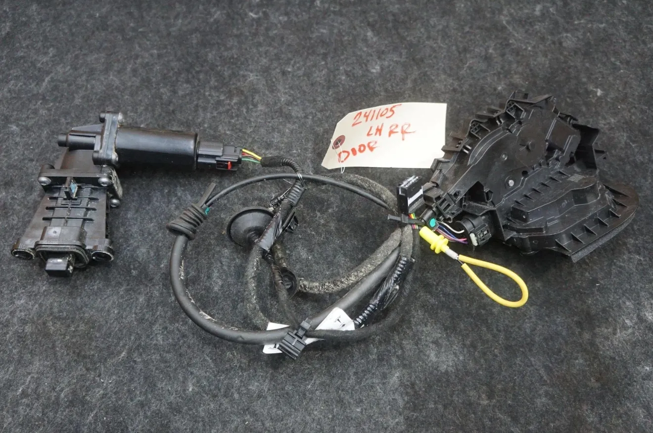 1852218-00-D Засувка (замок) задніх лівих дверей DOOR LATCH – REAR LEFT HAND