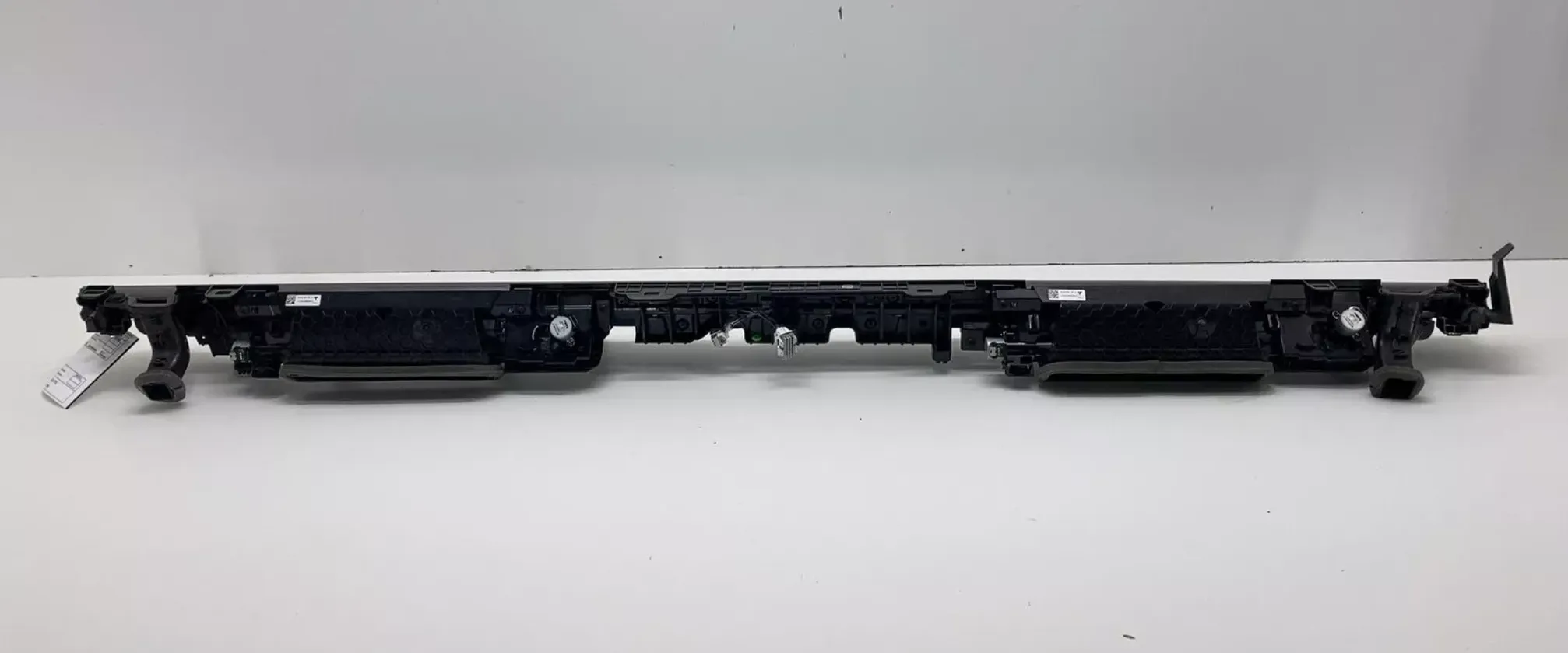 1851730-00-H Вузол аерокріплення панелі приладів (IP) з логотипом версії Founders Edition IP AEROBRACKET ASSEMBLY – WITH FOUNDERS EDITION LOGO