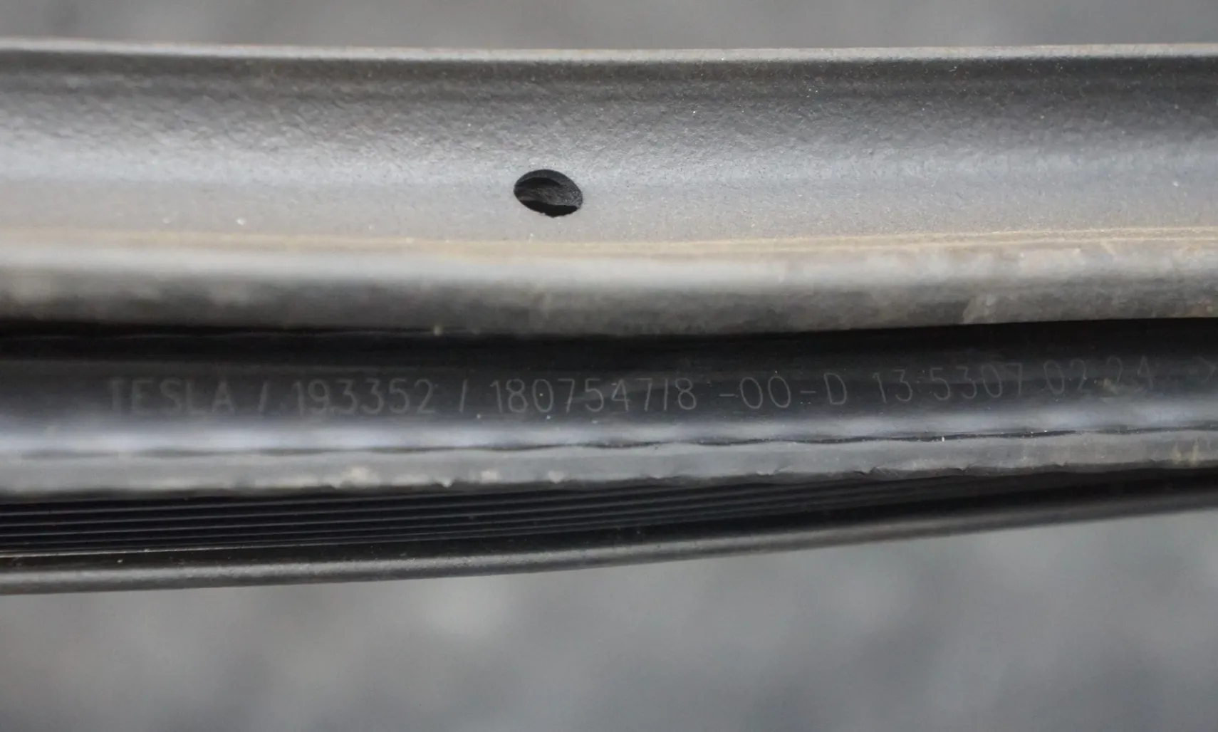 1807547-00-E Основний ущільнювач кузова задній лівий PRIMARY BODY SEAL – REAR – LEFT HAND