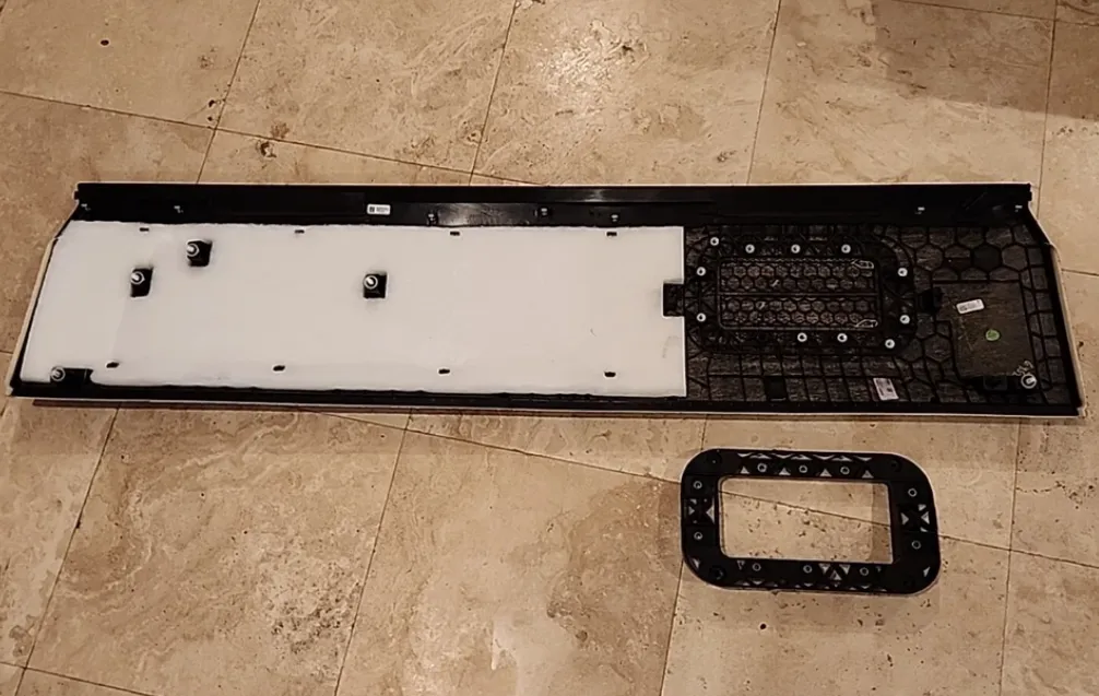 1819654-00-H Збірка верхньої накладки приладової панелі INSTRUMENT PANEL TOP PAD ASSEMBLY