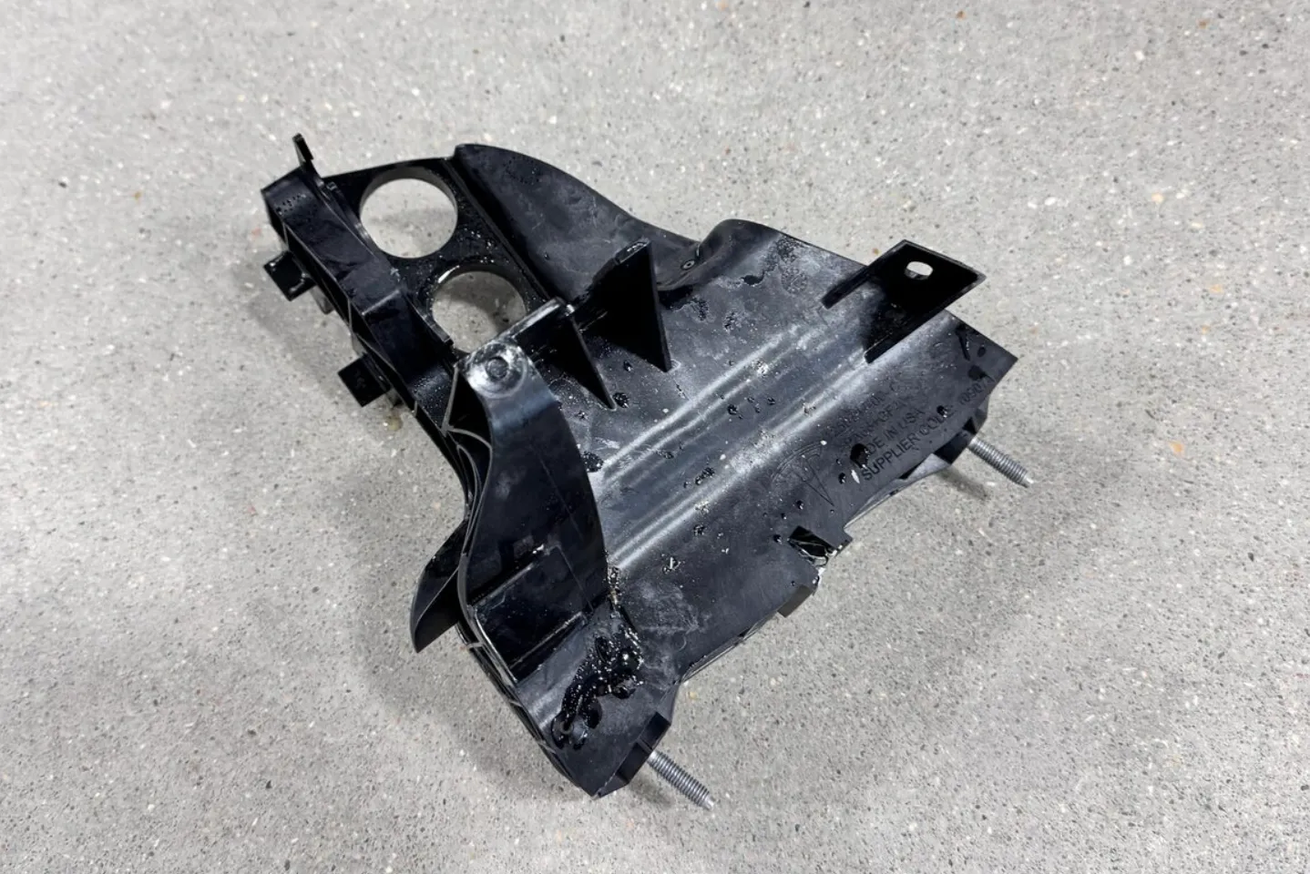 1250747-00-D Кронштейн гідравлічного блока керування (у зборі) HYDRAULIC CONTROL UNIT – BRACKET ASSEMBLY