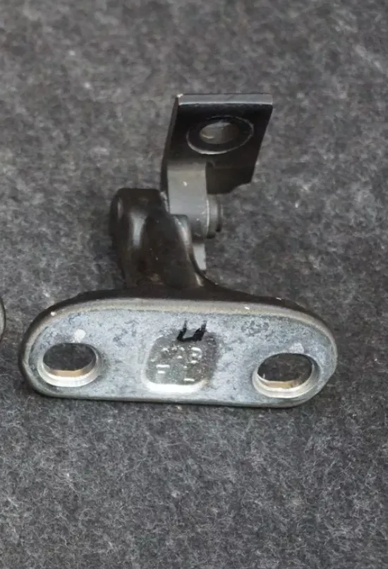 1801458-ST-B Верхня ліва петля передніх дверей DOOR HINGE – FRONT – UPPER – LEFT HAND