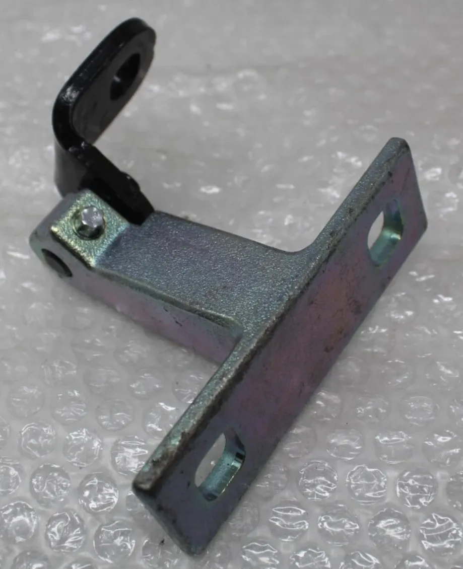 1801462-ST-A Верхня петля задніх дверей ліва DOOR HINGE – REAR – UPPER – LEFT HAND