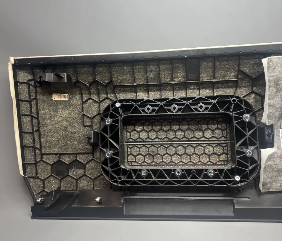 1819654-02-E Верхня накладка приладової панелі зі штучної замші INSTRUMENT PANEL – TOP PAD ASSEMBLY – SUEDE