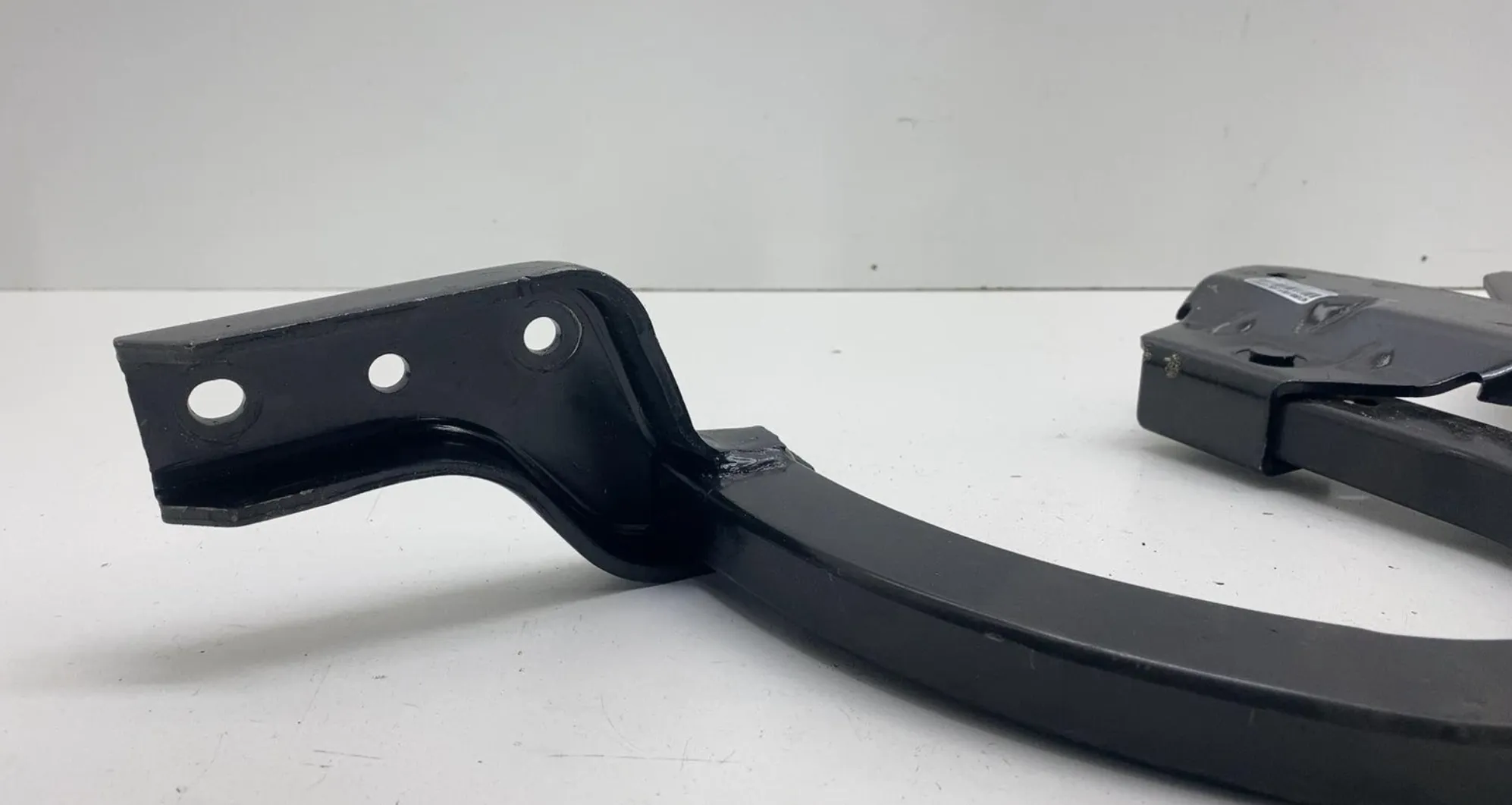 1856559-99-C Ліва електроприводна петля переднього багажника POWERED FRONT TRUNK HINGE – LEFT HAND