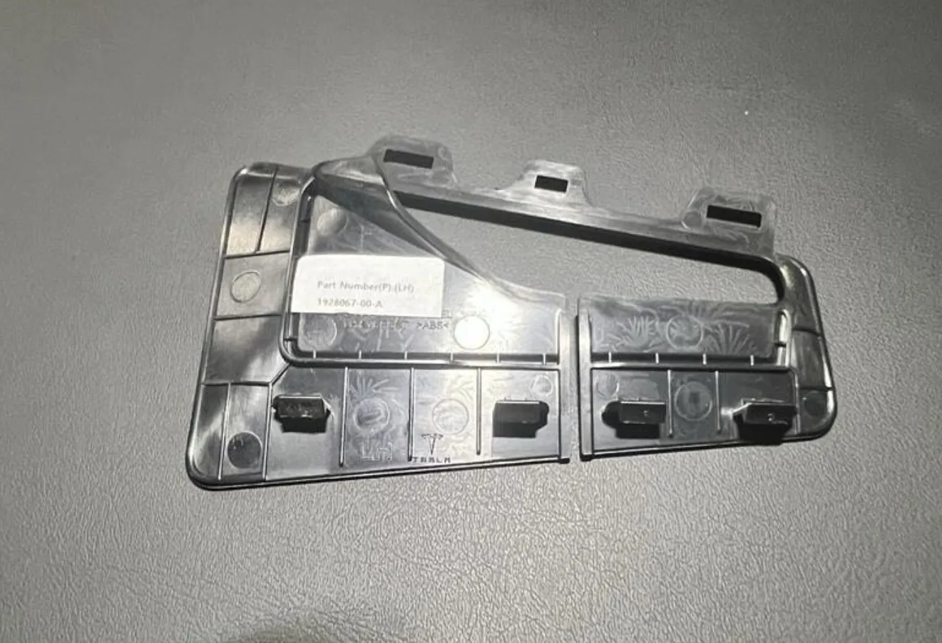 1928067-00-C Облицювання верхньої частини центральної стійки (B-подібної) – ліва сторона B-PILLAR UPPER TRIM BEZEL – LEFT HAND