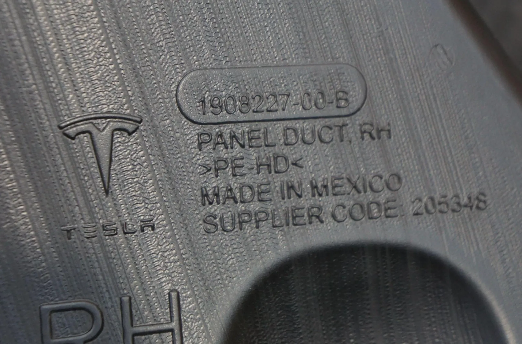 1908227-00-B Повітропровід панелі — правий PANEL DUCT – RIGHT HAND