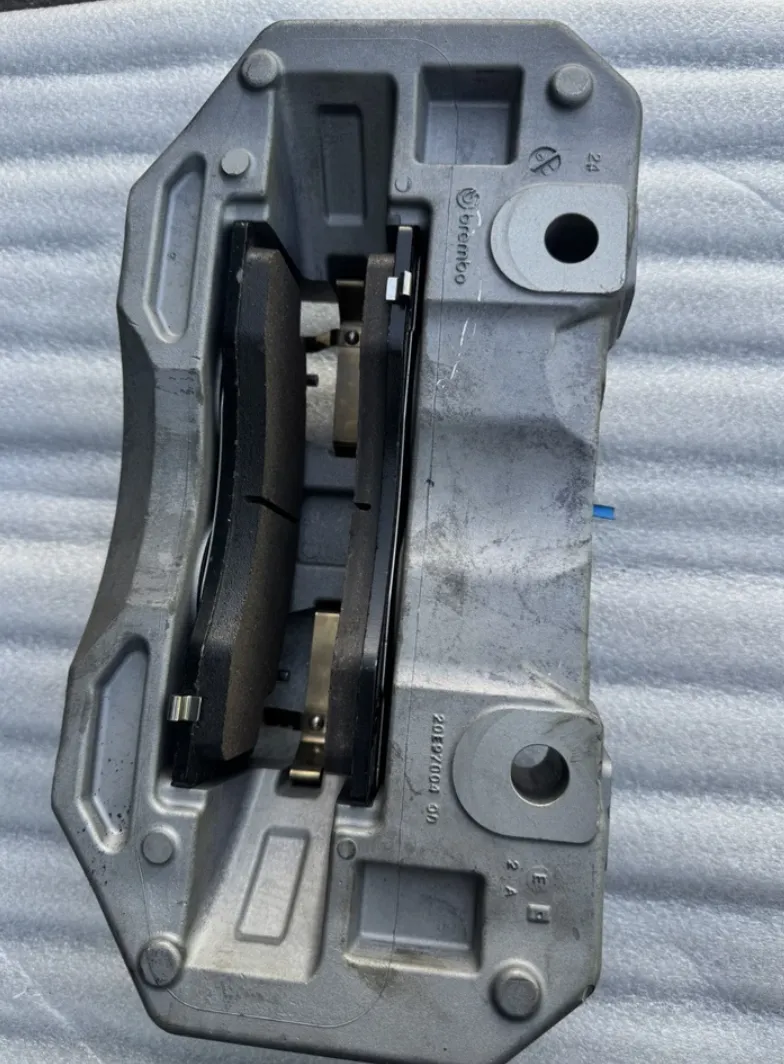 1250622-00-D Передній гальмівний супорт – права сторона FRONT BRAKE CALIPER – RIGHT HAND