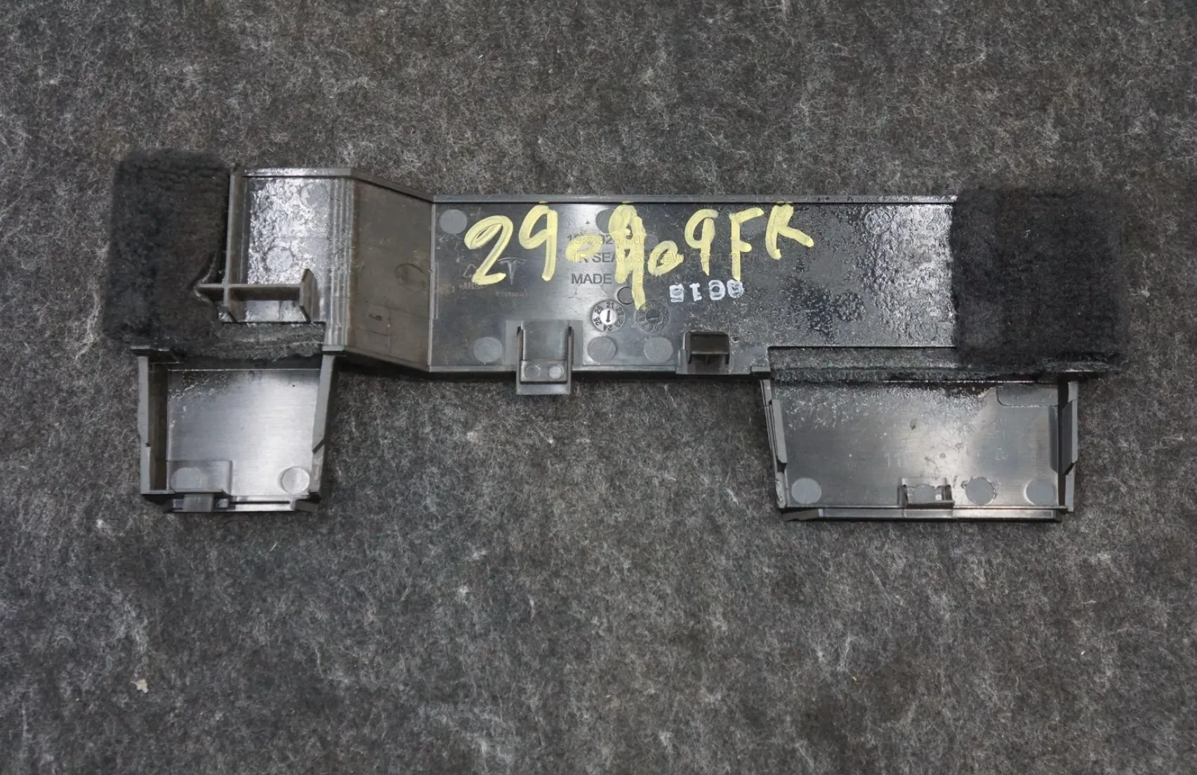 1927928-00-A Перший ряд — кришка для гвинтів сидіння права сторона FIRST ROW SEAT SCREW COVER RIGHT HAND