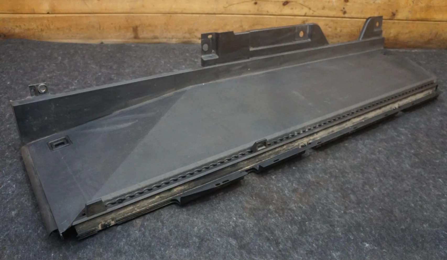 1817885-00-F Нижня бокова стінка вантажної платформи — права сторона LOWER BED SIDE WALL – RIGHT HAND