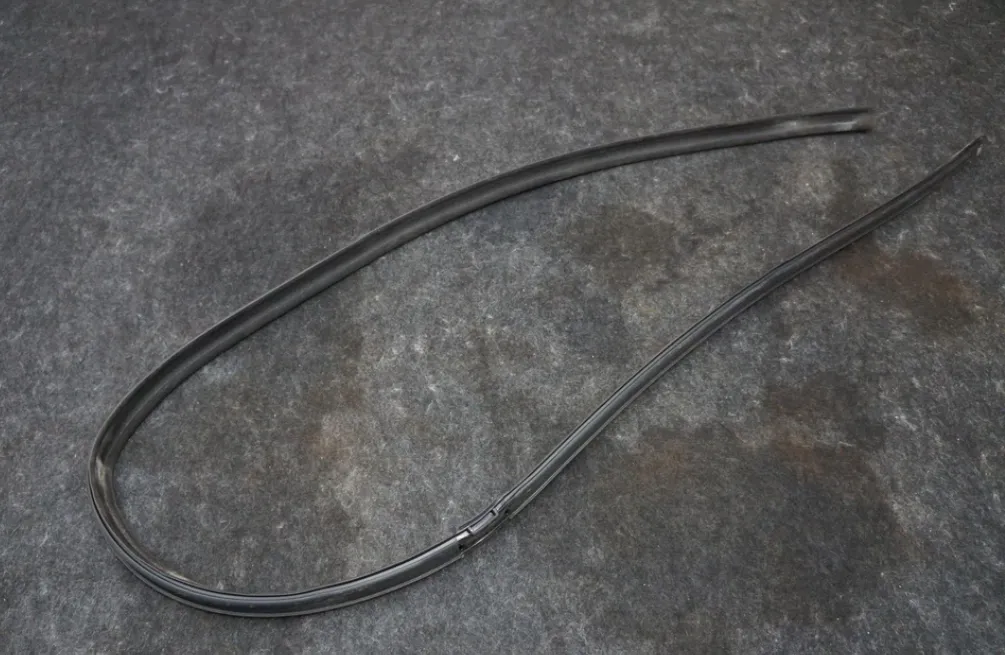 1807550-00-B Ущільнювач даху правий HEADER SEAL – RIGHT HAND