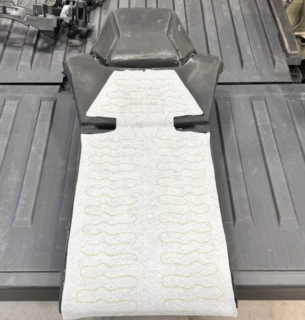 1820054-00-B Другий ряд — вставка з піни для спинки сидіння SECOND ROW – SEAT BACKREST INSERT FOAM
