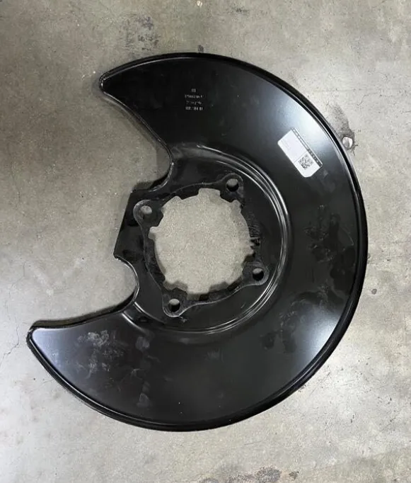 1250661-00-C Захист заднього гальма – ліва сторона REAR BRAKE SHIELD – LEFT HAND
