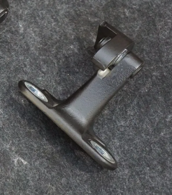 1801458-ST-B Верхня ліва петля передніх дверей DOOR HINGE – FRONT – UPPER – LEFT HAND