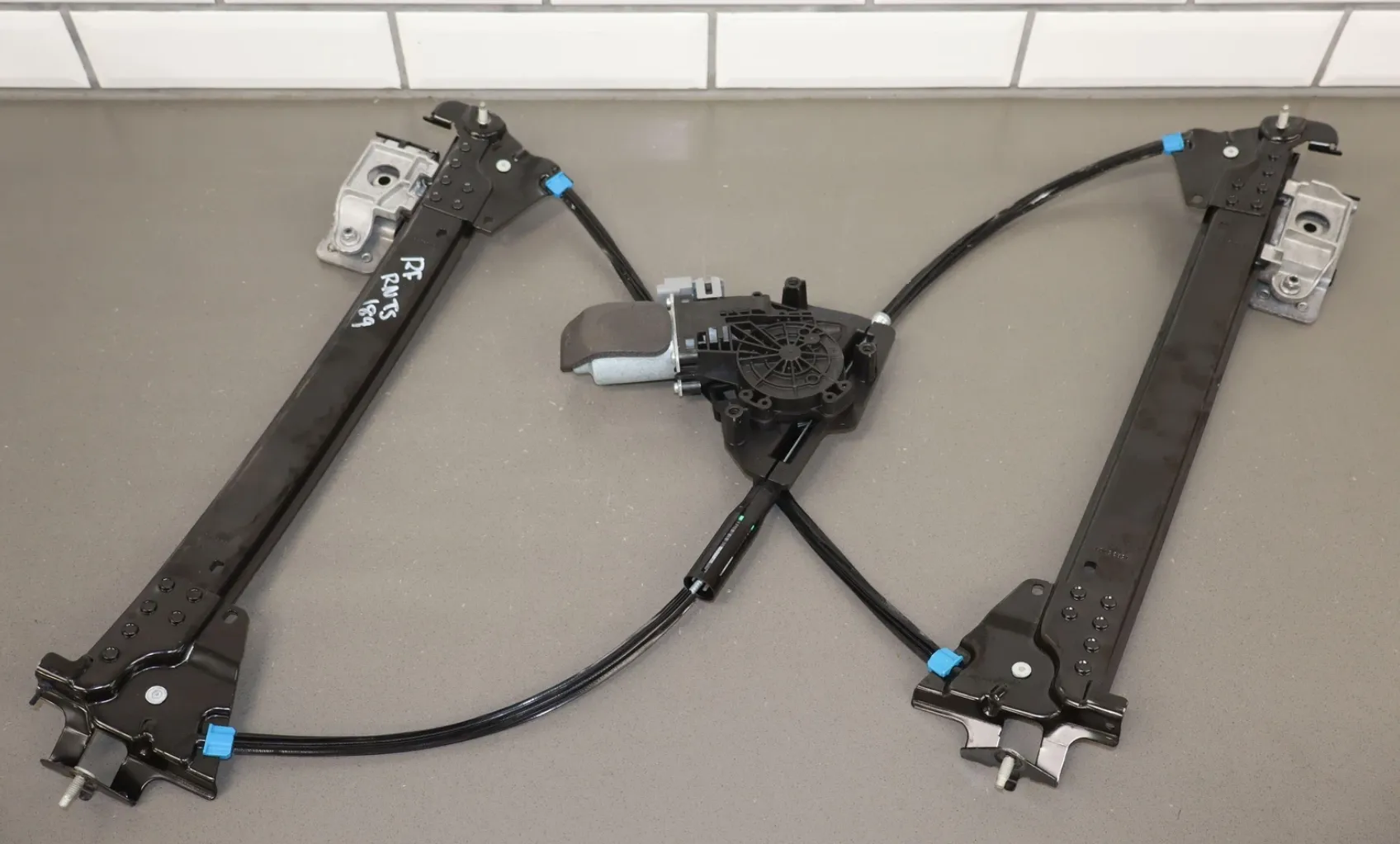 1873121-00-B Механізм склопідйомника передніх правих дверейWINDOW REGULATOR MECHANISM – FRONT – RIGHT HAND