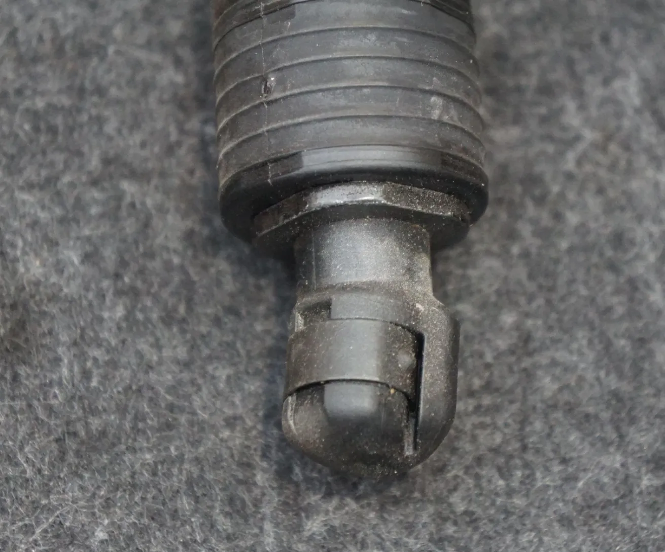 1811946-00-C Амортизатор капота HOOD STRUT