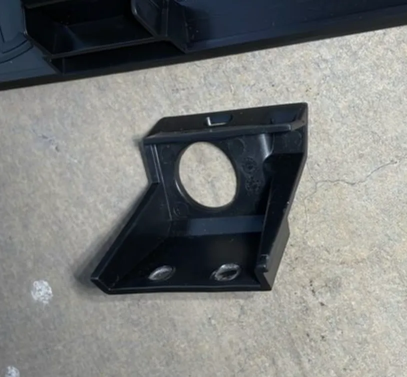1815264-00-B Кришка нижньої камери передньої панелі FRONT FASCIA LOWER CAMERA COVER