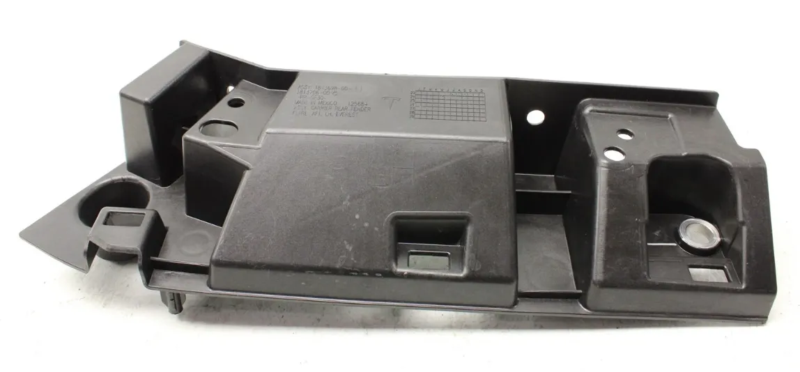 1813698-00-D Кріплення (опора) задньої частини лівої накладки-розширювача заднього крила CARRIER – REAR FENDER FLARE AFT – LEFT HAND