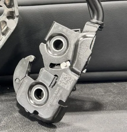 1819977-00-D Замок підлокітника сидіння другого ряду 2ND ROW SEAT ARMREST LATCH