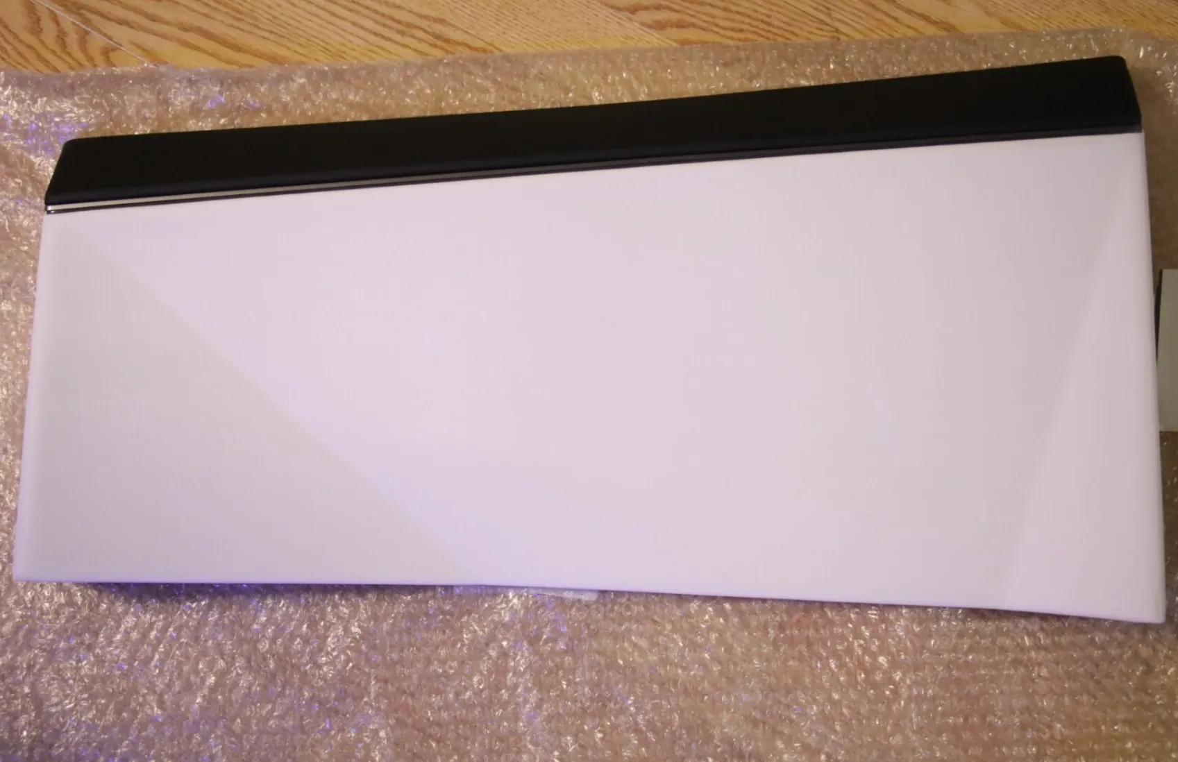 1820495-05-E Поясний молдинг — білий — задній права сторона BELTLINE ASSEMBLY – WHITE – REAR RIGHT HAND