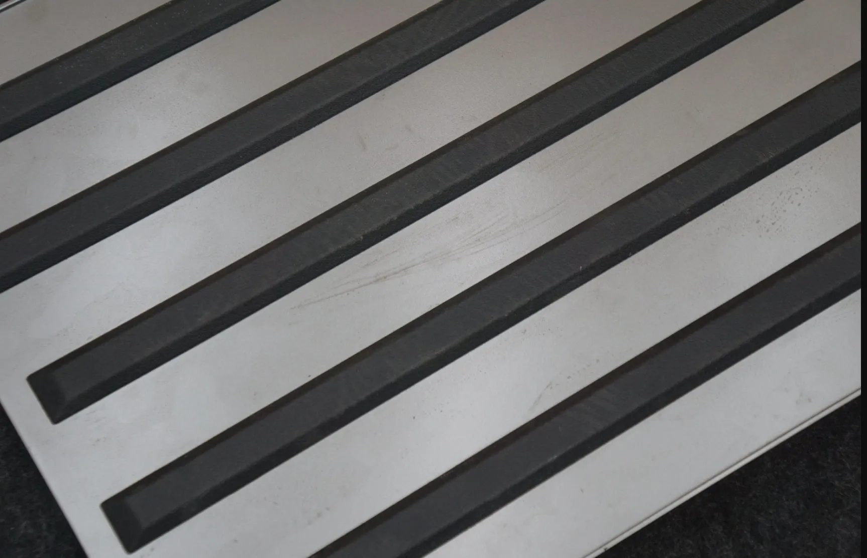 1977830-98-B Центральна підлогова накладка — верхня CENTER FLOOR TRIM – UPPER